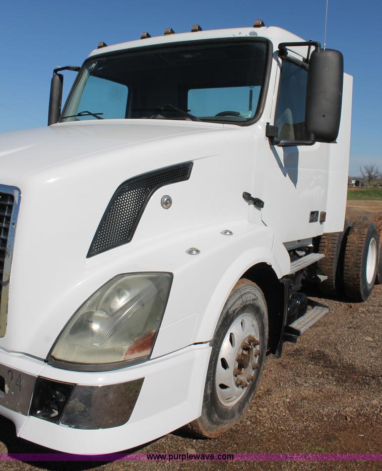 image for item H1569 2005 Volvo VNL semi truck
