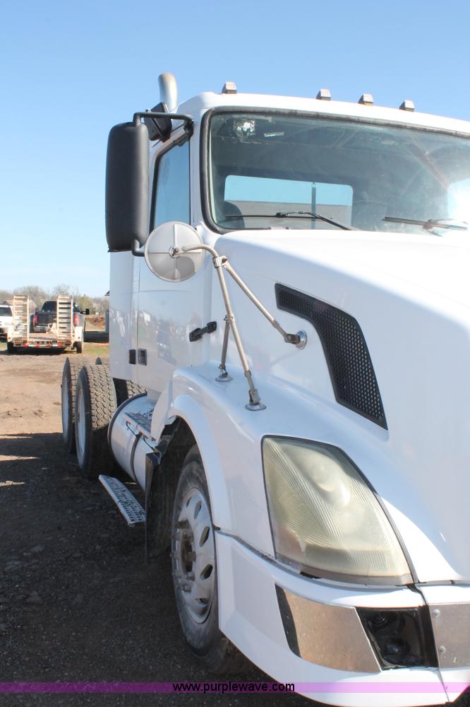 image for item H1569 2005 Volvo VNL semi truck