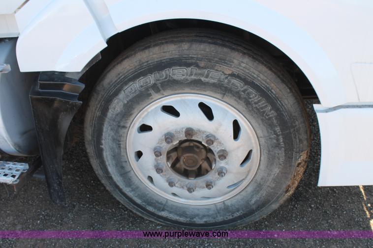 image for item H1569 2005 Volvo VNL semi truck