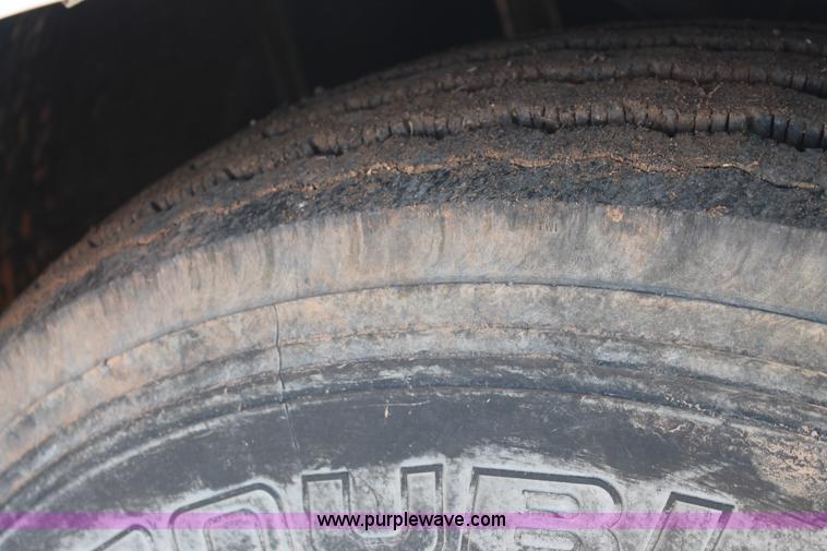 image for item H1569 2005 Volvo VNL semi truck