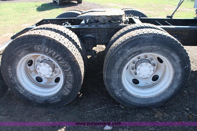 image for item H1569 2005 Volvo VNL semi truck