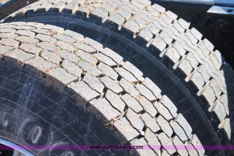 image for item H1569 2005 Volvo VNL semi truck