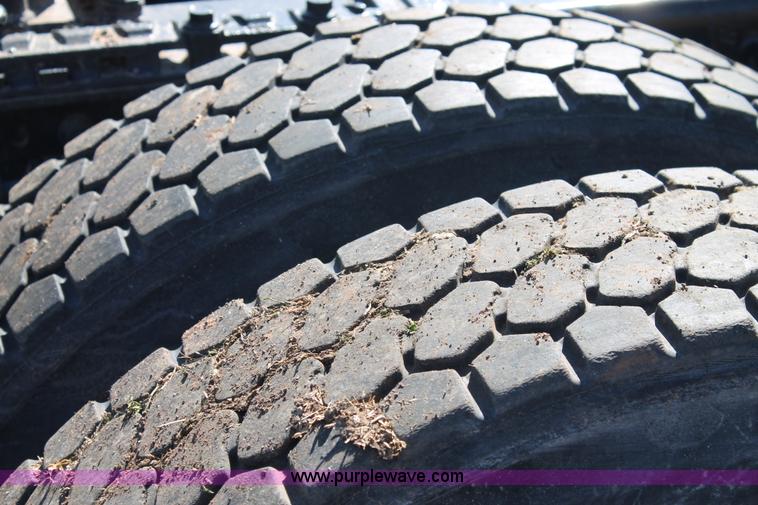 image for item H1569 2005 Volvo VNL semi truck