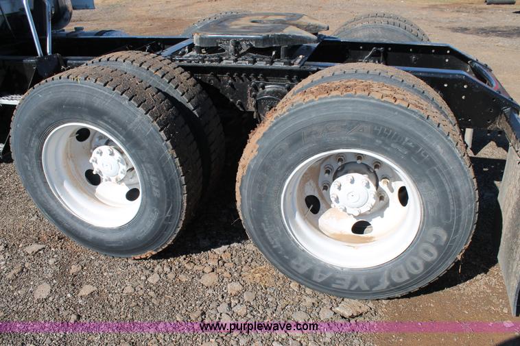 image for item H1569 2005 Volvo VNL semi truck