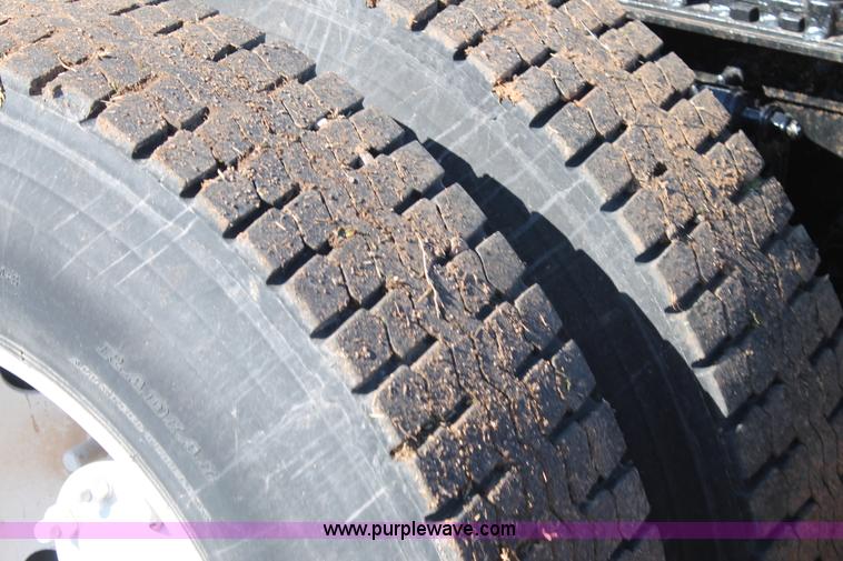 image for item H1569 2005 Volvo VNL semi truck