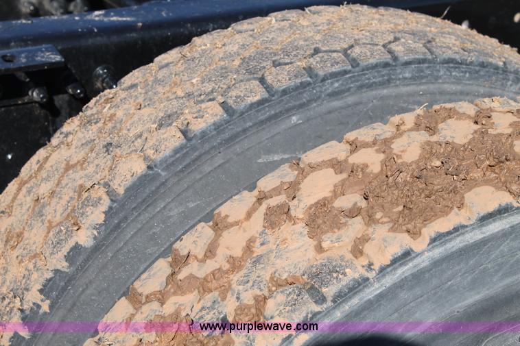 image for item H1569 2005 Volvo VNL semi truck