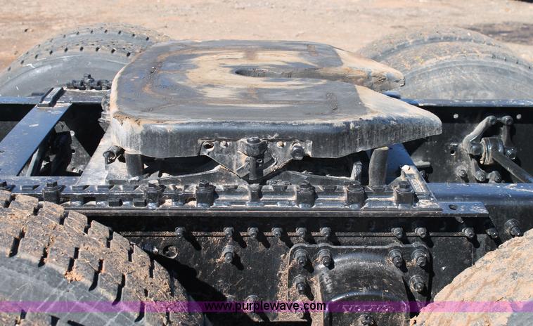 image for item H1569 2005 Volvo VNL semi truck