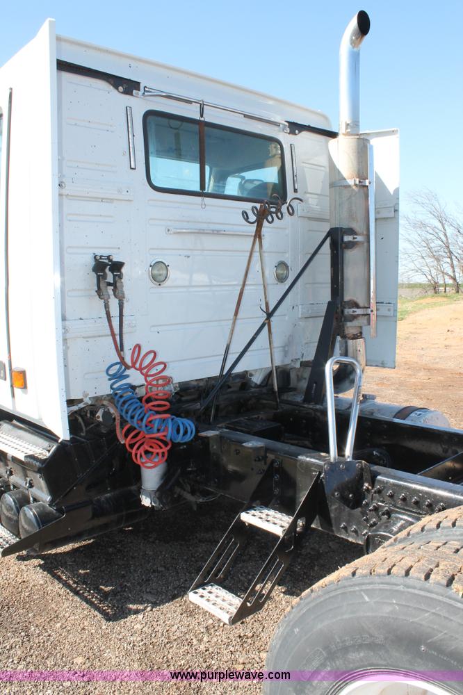 image for item H1569 2005 Volvo VNL semi truck