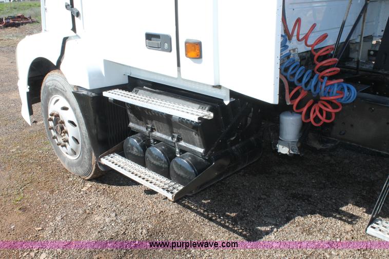 image for item H1569 2005 Volvo VNL semi truck