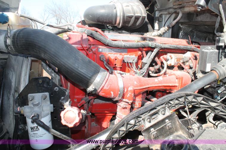 image for item H1569 2005 Volvo VNL semi truck