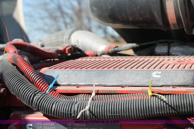 image for item H1569 2005 Volvo VNL semi truck