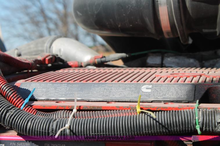 image for item H1569 2005 Volvo VNL semi truck