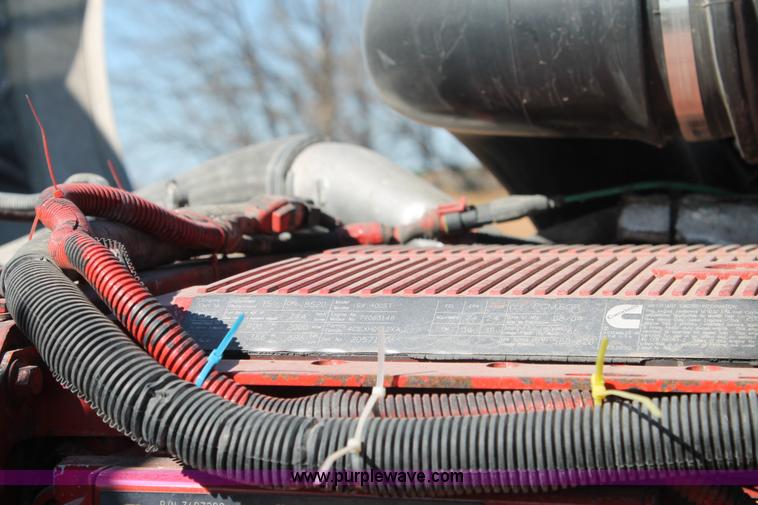 image for item H1569 2005 Volvo VNL semi truck