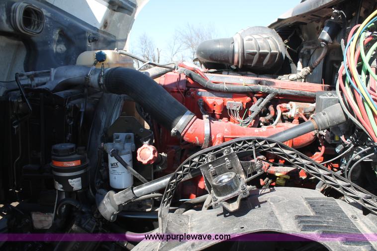 image for item H1569 2005 Volvo VNL semi truck