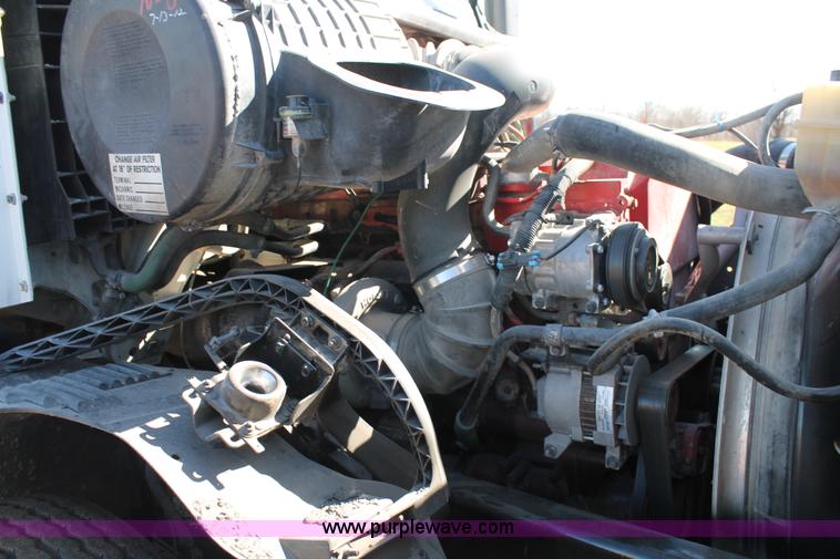 image for item H1569 2005 Volvo VNL semi truck