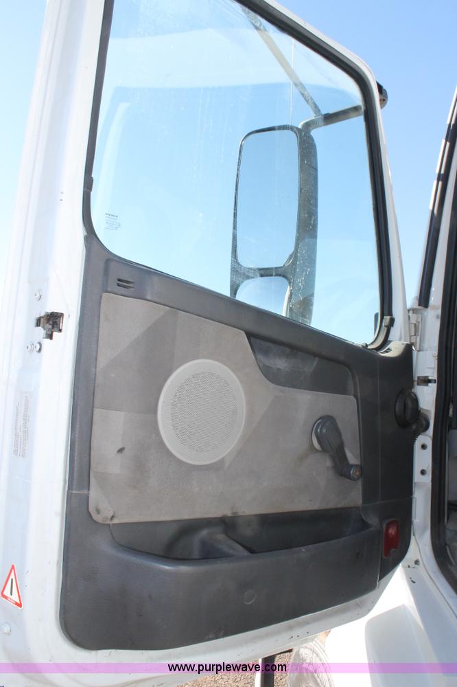 image for item H1569 2005 Volvo VNL semi truck