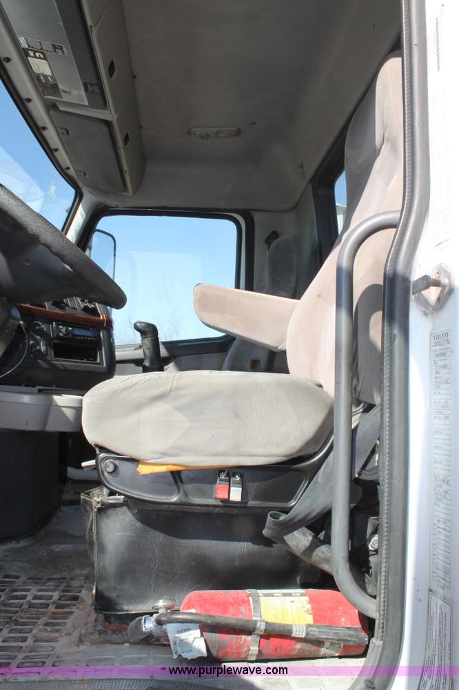 image for item H1569 2005 Volvo VNL semi truck