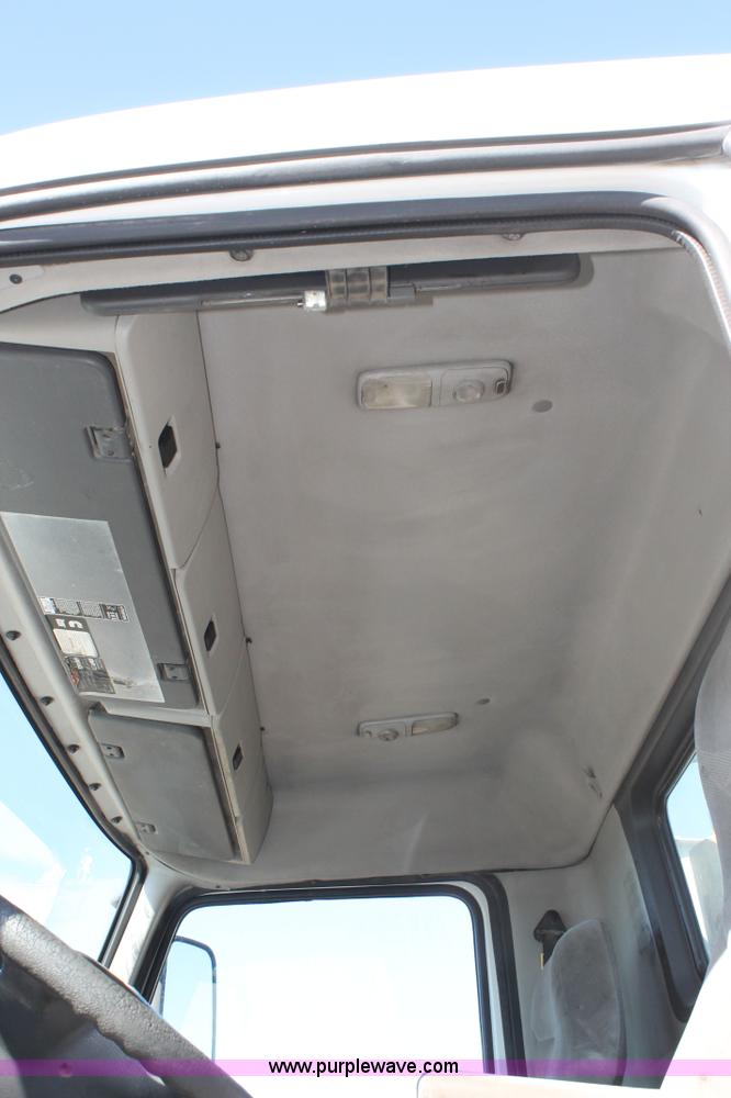 image for item H1569 2005 Volvo VNL semi truck