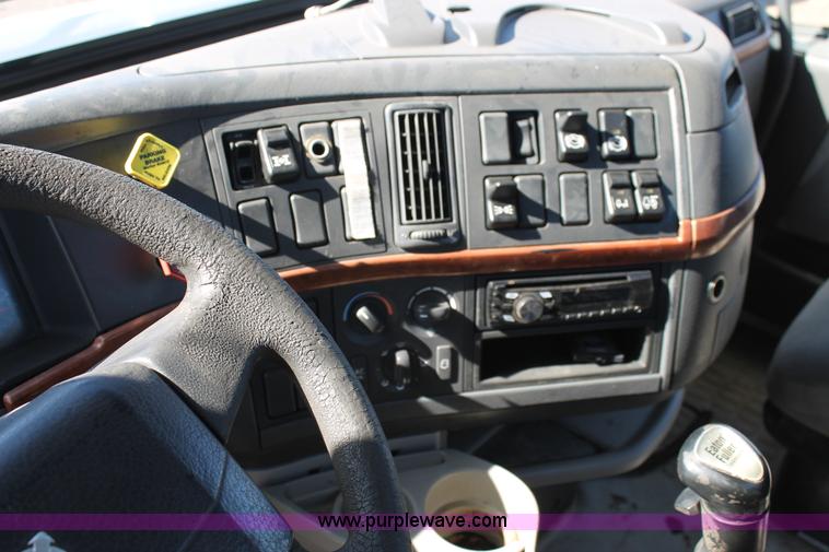 image for item H1569 2005 Volvo VNL semi truck