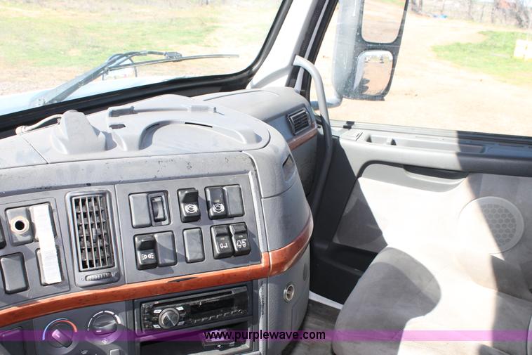 image for item H1569 2005 Volvo VNL semi truck