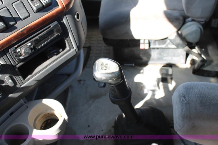 image for item H1569 2005 Volvo VNL semi truck