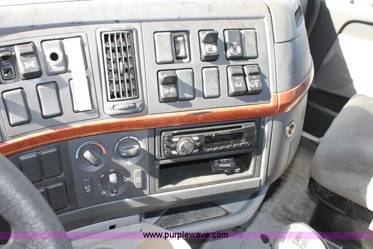 image for item H1569 2005 Volvo VNL semi truck