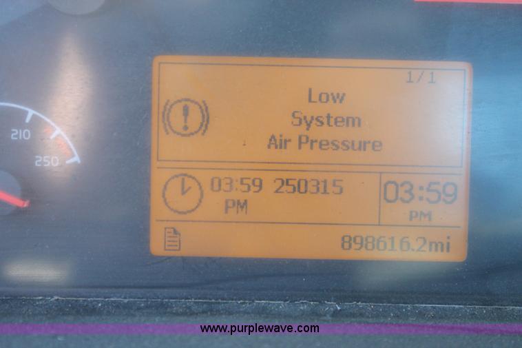 image for item H1569 2005 Volvo VNL semi truck