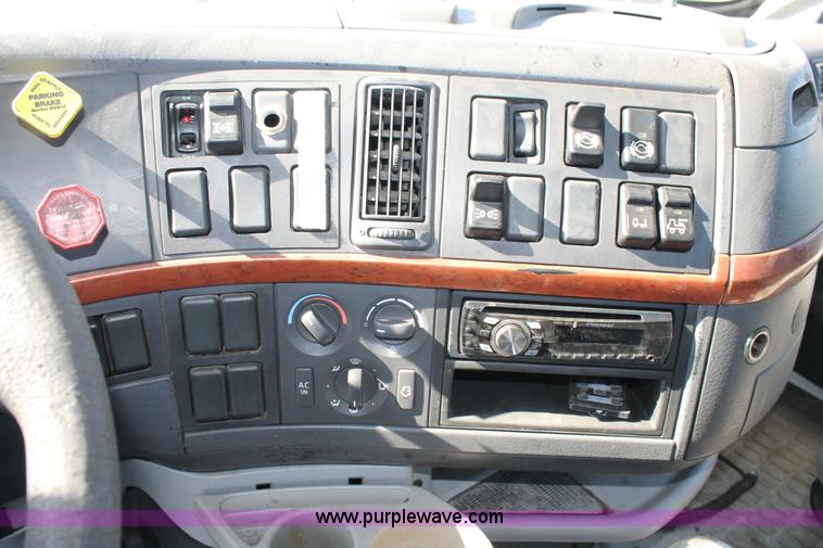 image for item H1569 2005 Volvo VNL semi truck