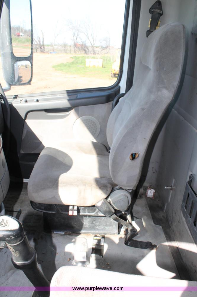 image for item H1569 2005 Volvo VNL semi truck