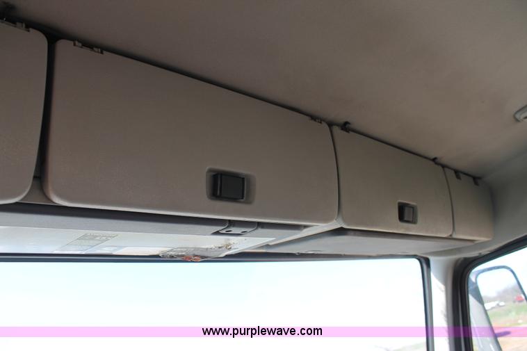 image for item H1569 2005 Volvo VNL semi truck