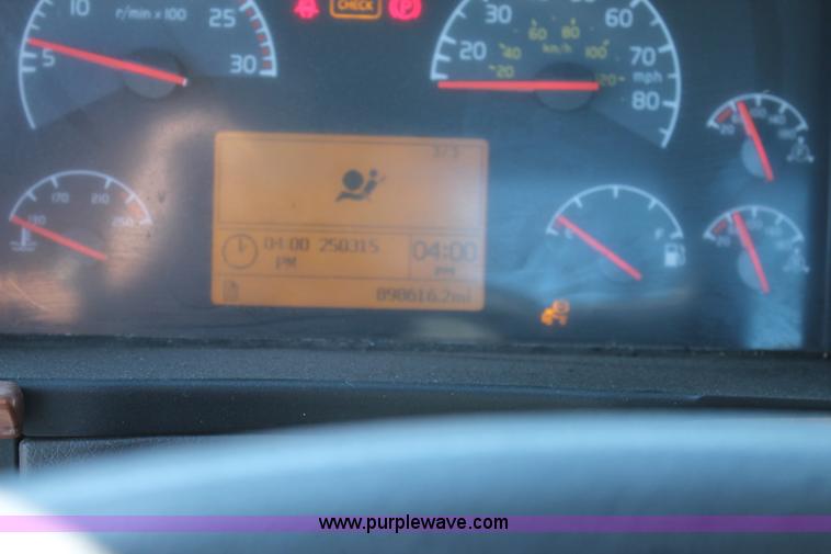 image for item H1569 2005 Volvo VNL semi truck