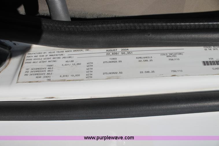 image for item H1569 2005 Volvo VNL semi truck