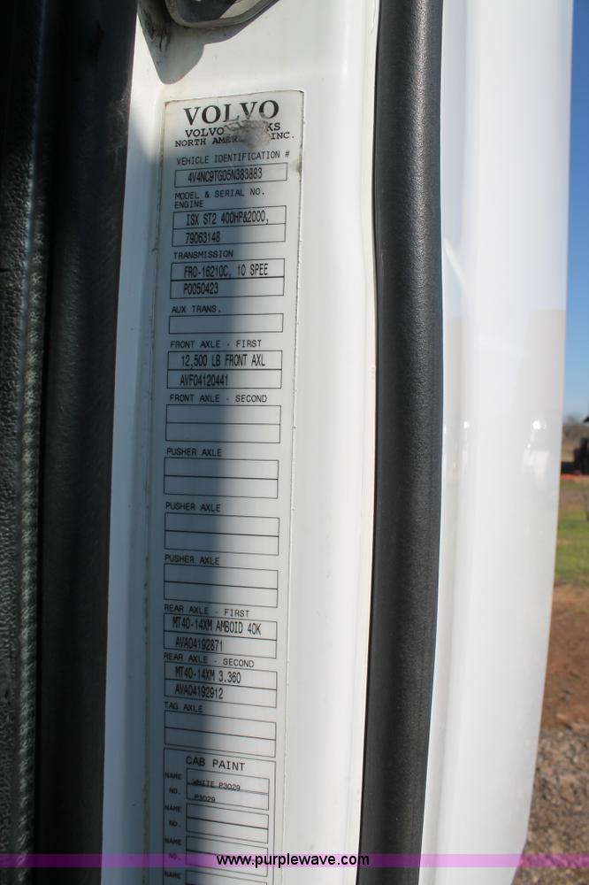 image for item H1569 2005 Volvo VNL semi truck