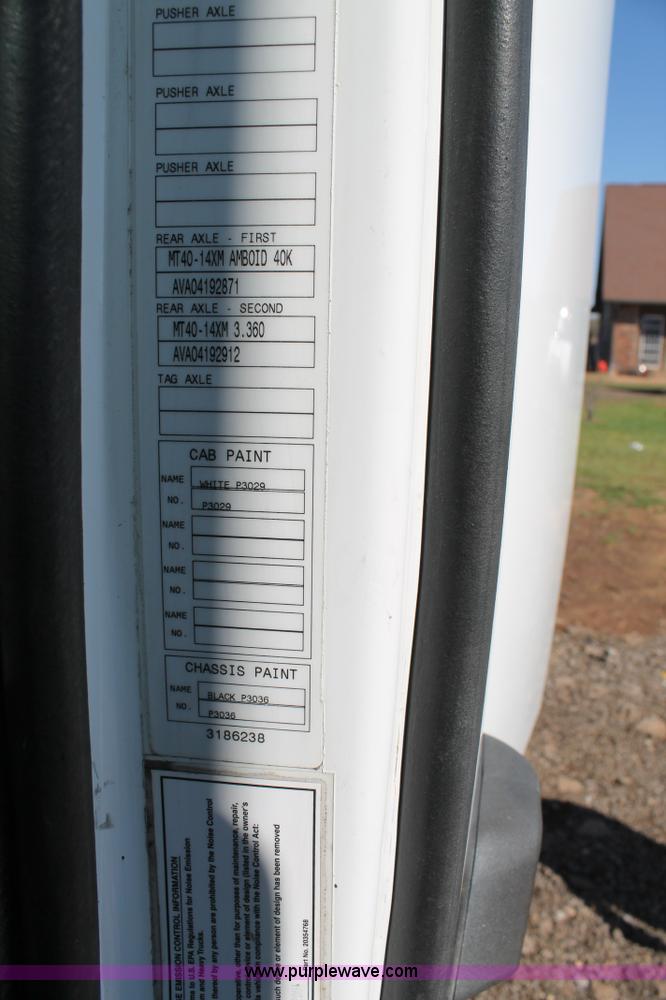 image for item H1569 2005 Volvo VNL semi truck