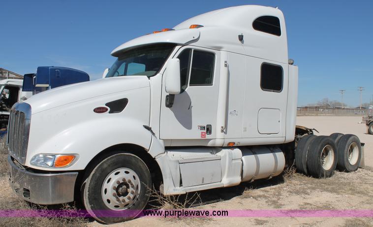 image for item H1581 2001 Peterbilt 387 semi truck