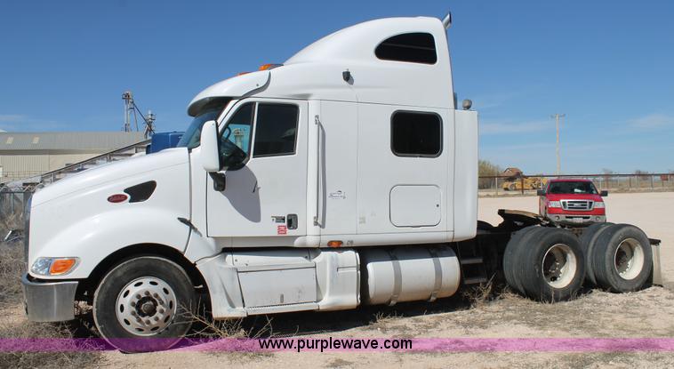 image for item H1581 2001 Peterbilt 387 semi truck