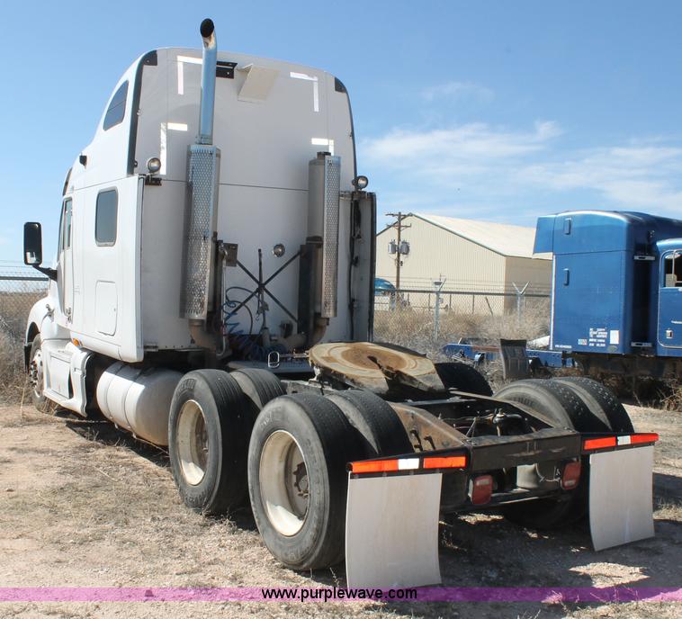 image for item H1581 2001 Peterbilt 387 semi truck