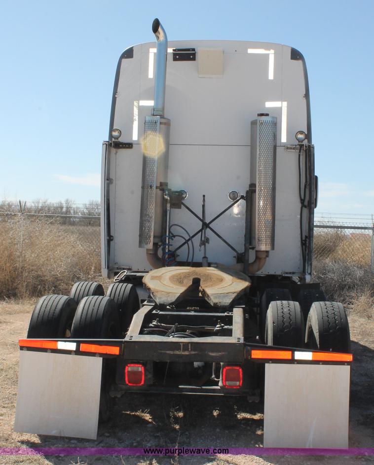 image for item H1581 2001 Peterbilt 387 semi truck