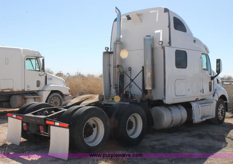 image for item H1581 2001 Peterbilt 387 semi truck