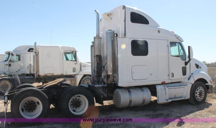 image for item H1581 2001 Peterbilt 387 semi truck