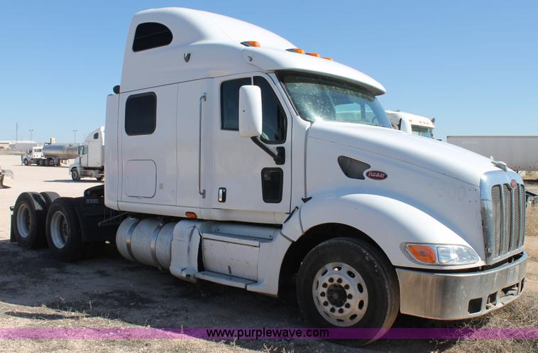image for item H1581 2001 Peterbilt 387 semi truck