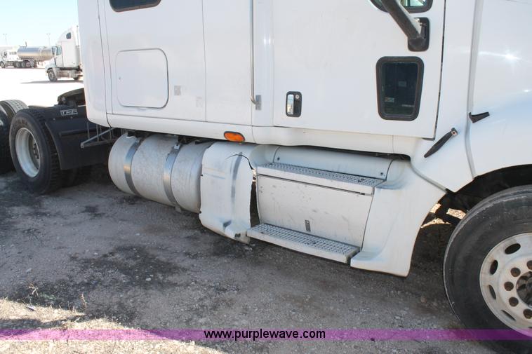 image for item H1581 2001 Peterbilt 387 semi truck