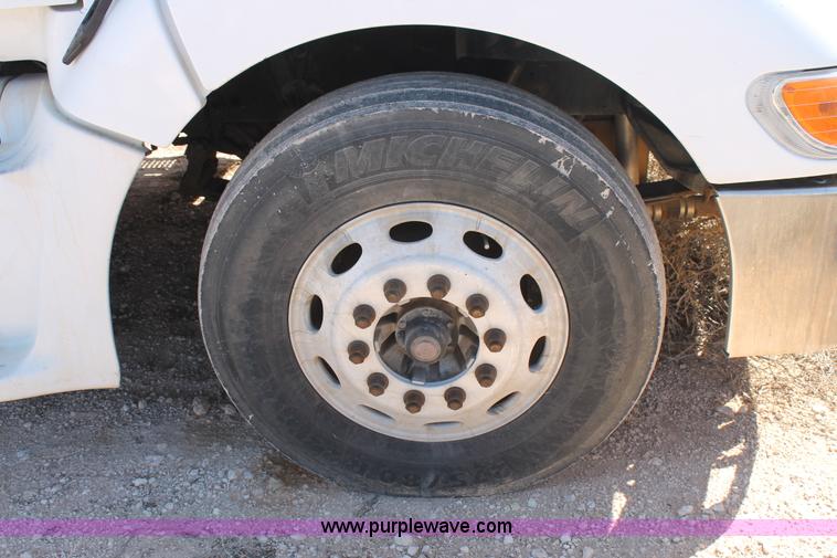 image for item H1581 2001 Peterbilt 387 semi truck