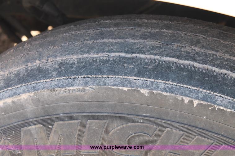 image for item H1581 2001 Peterbilt 387 semi truck