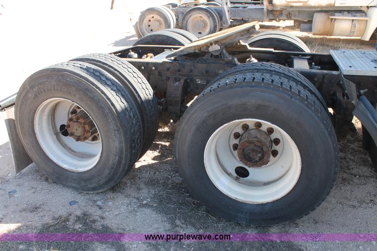 image for item H1581 2001 Peterbilt 387 semi truck