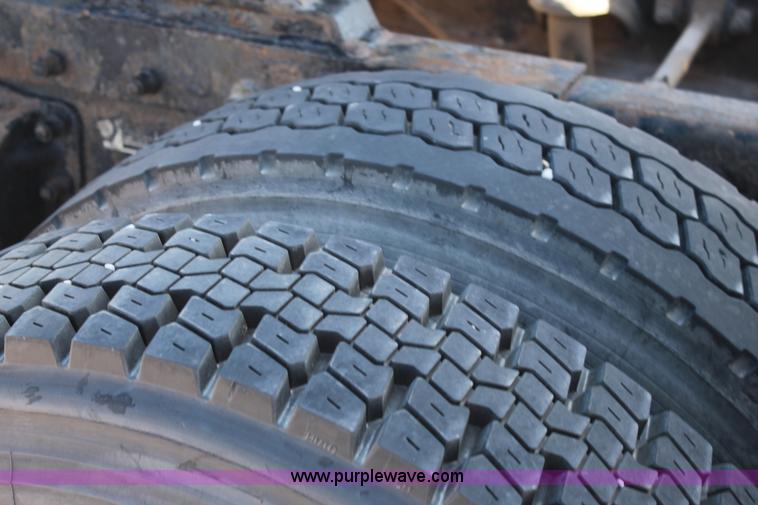 image for item H1581 2001 Peterbilt 387 semi truck