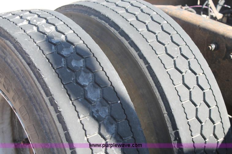 image for item H1581 2001 Peterbilt 387 semi truck