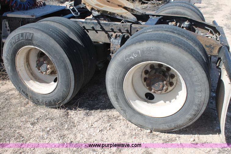 image for item H1581 2001 Peterbilt 387 semi truck