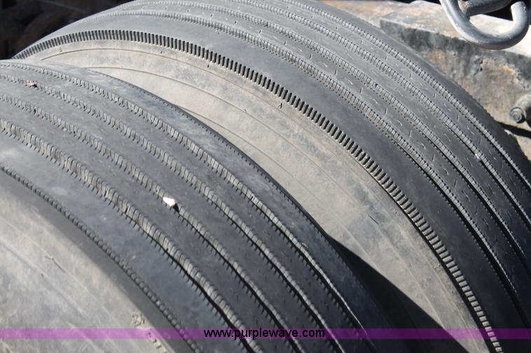 image for item H1581 2001 Peterbilt 387 semi truck