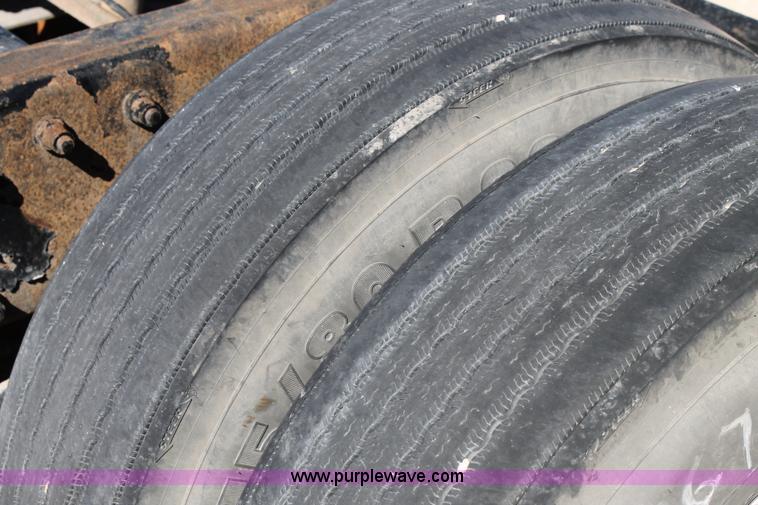 image for item H1581 2001 Peterbilt 387 semi truck